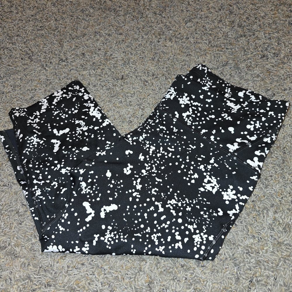 Womens Under Armour Black and White Patterned Leggings
